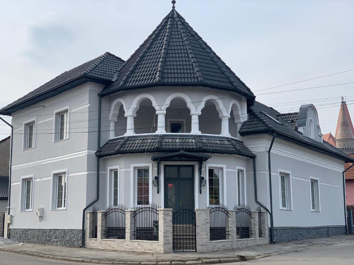 Апартаменты The Corner House Хунедоара Экстерьер фото